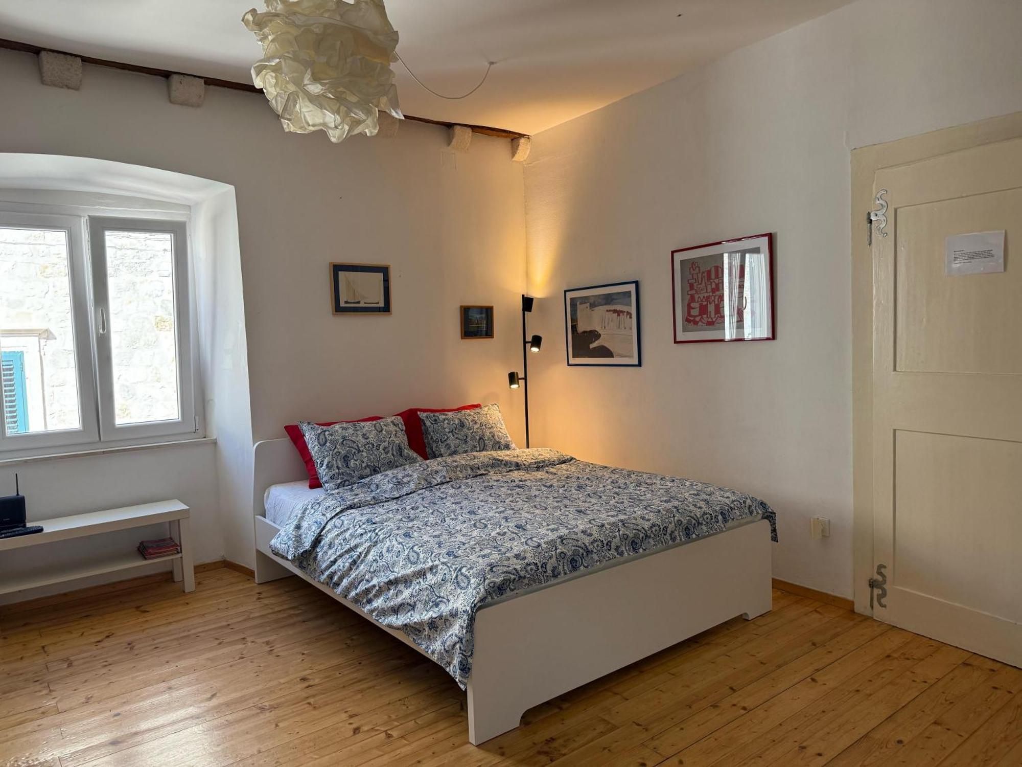 Naval Apartment *